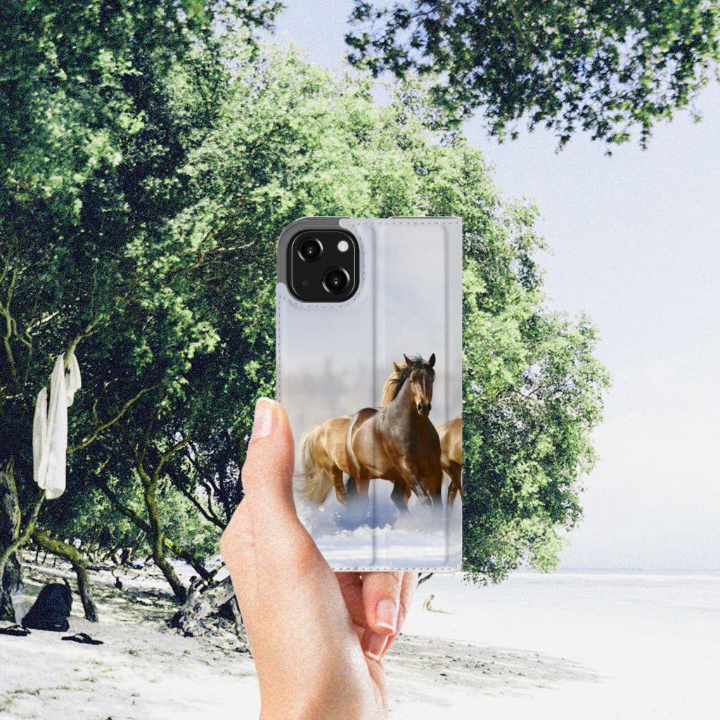 iPhone 13 Hoesje maken Paarden met afbeelding van rennende paarden in een natuurlijke omgeving.