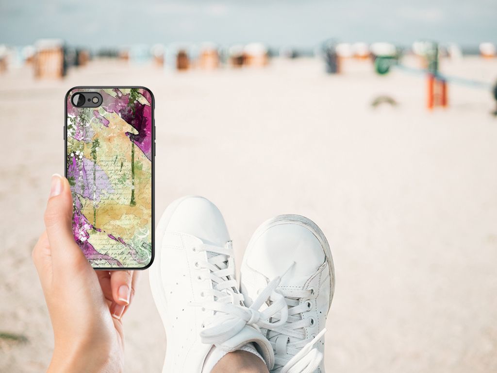 Kleurrijke Telefoonhoesje iPhone SE 2022 | SE 2020 | 7/8 Letter Painting op het strand met sneakers.