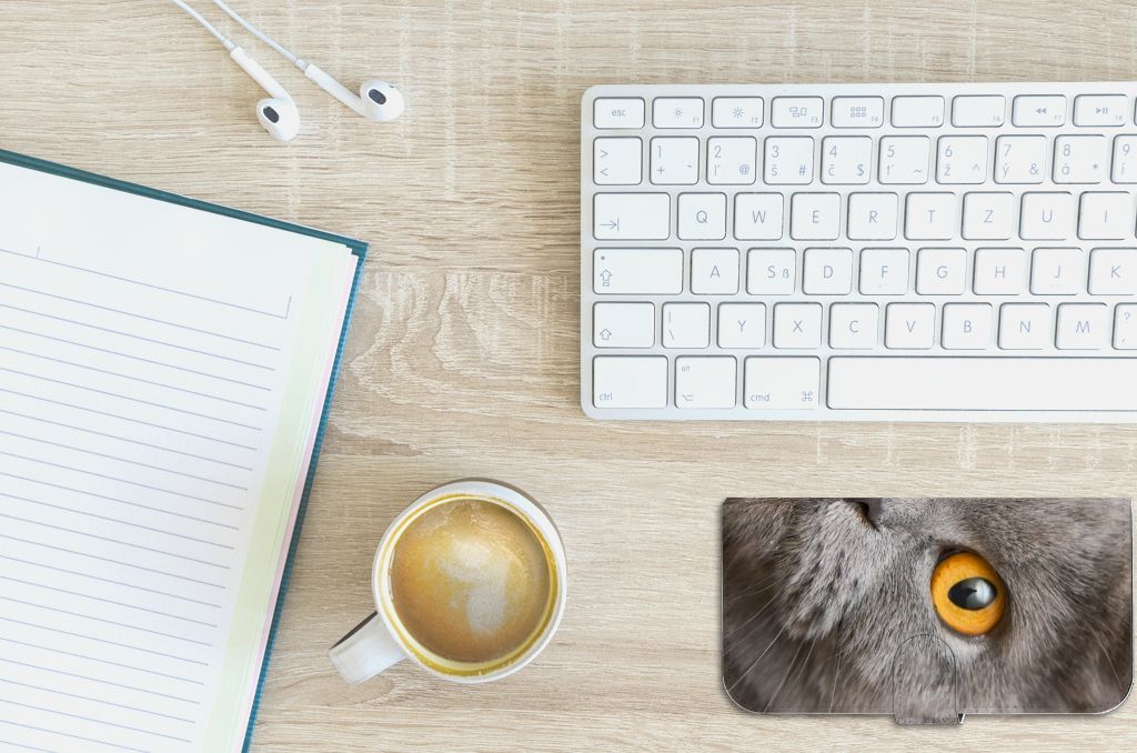 Telefoonhoesje met Pasjes iPhone 15 Plus Britse Korthaar op bureau met notitieboek en koffie