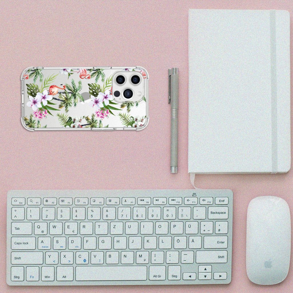 iPhone 13 Pro Max Case Anti-shock Flamingo Palms op een bureau met toetsenbord en notitieboekje.
