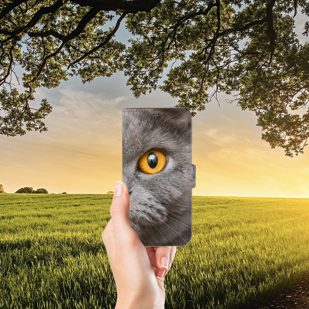 Telefoonhoesje met Pasjes OnePlus Nord CE 2 Britse Korthaar met indrukwekkend kattenoog op een achtergrond van natuur.