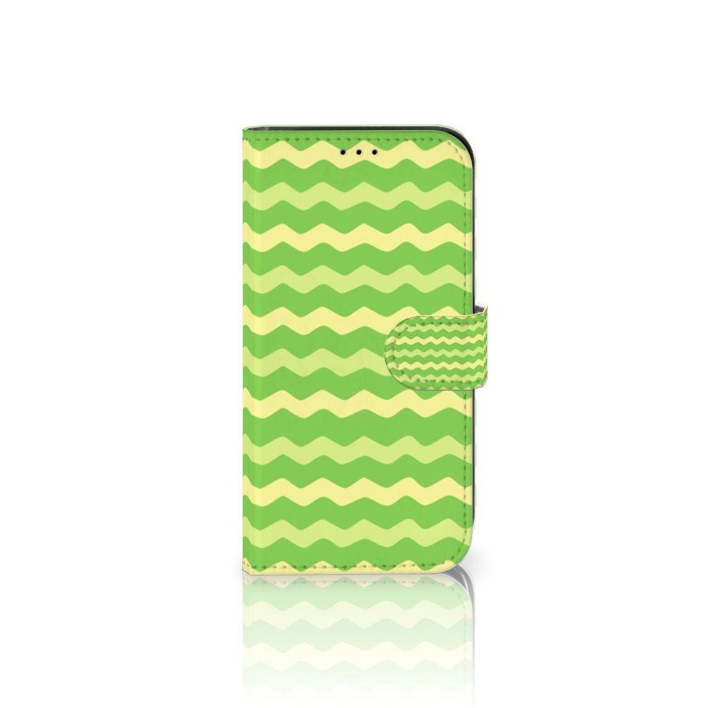 Apple iPhone 13 Telefoon Hoesje Waves Green met groen-gouden golvenpatroon, stijlvol en uniek 📱.