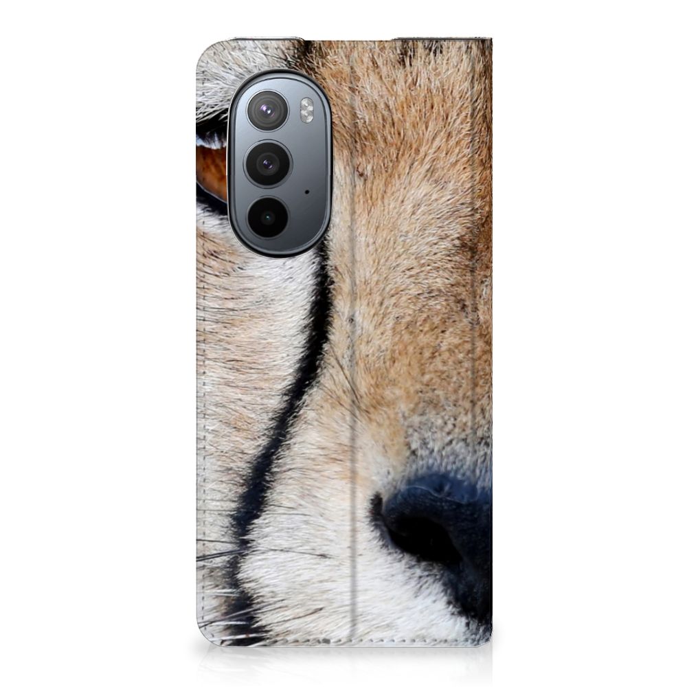 Motorola Edge 30 Pro Hoesje maken Cheetah met close-up afbeelding van een cheetah.