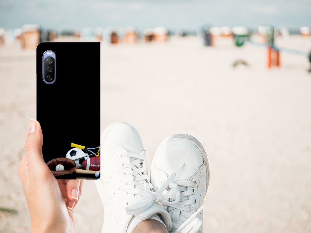 Sony Xperia 10 III Hippe Standcase Sports met sportballen, perfect voor actieve levensstijl en stijl.
