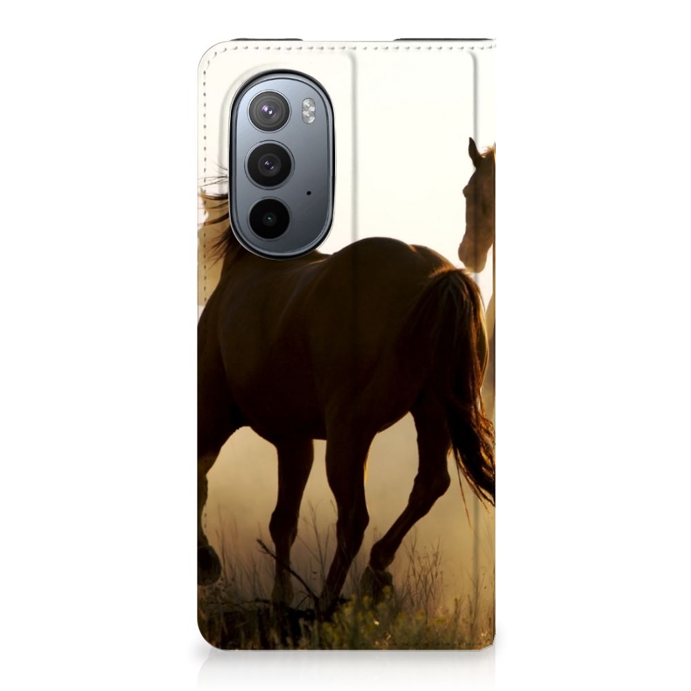Motorola Edge 30 Pro Hoesje maken Design Cowboy met paardenprint op de voorkant.