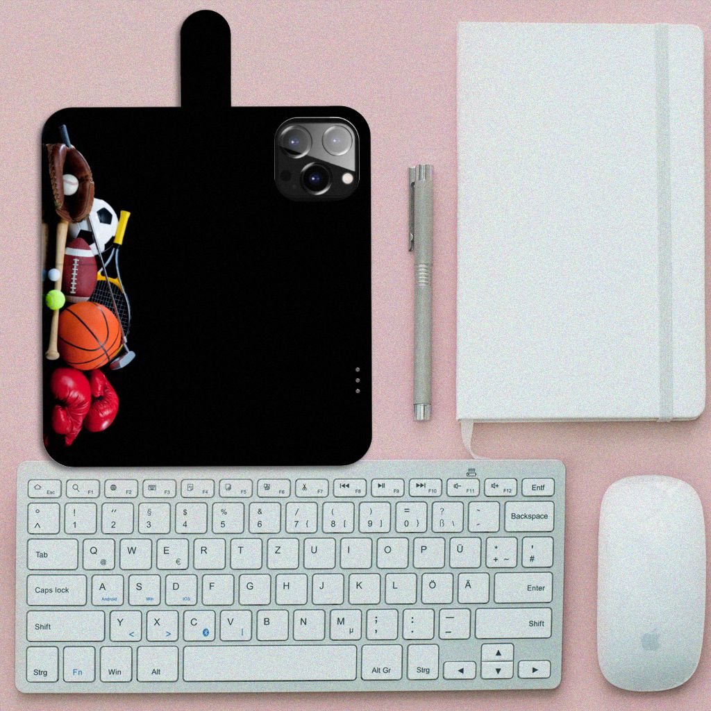 iPhone 14 Pro Max Wallet Case met Pasjes Sports met sportattributen op een bureau rechtsonder