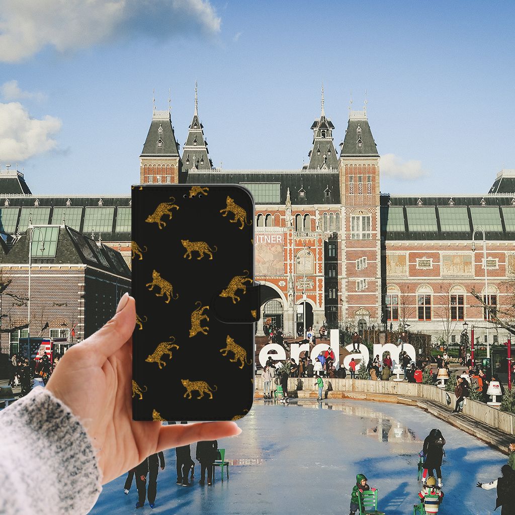 Telefoonhoesje met Pasjes voor iPhone 13 Pro Max Leopards in hand voor het Rijksmuseum in Amsterdam.
