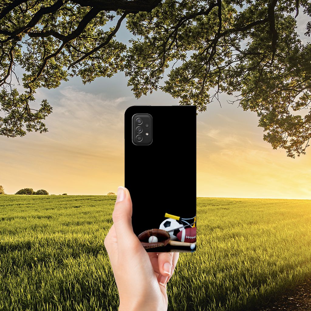 Samsung Galaxy A03s Hippe Standcase Sports met sportafbeeldingen in natuurlijke omgeving.