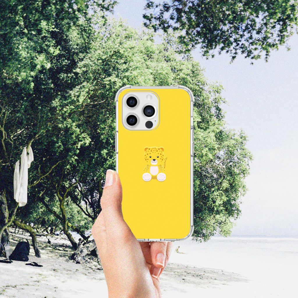 iPhone 13 Pro Max Stevig Bumper Hoesje Baby Leopard - uniek design met een schattige baby leopard op een gele achtergrond.