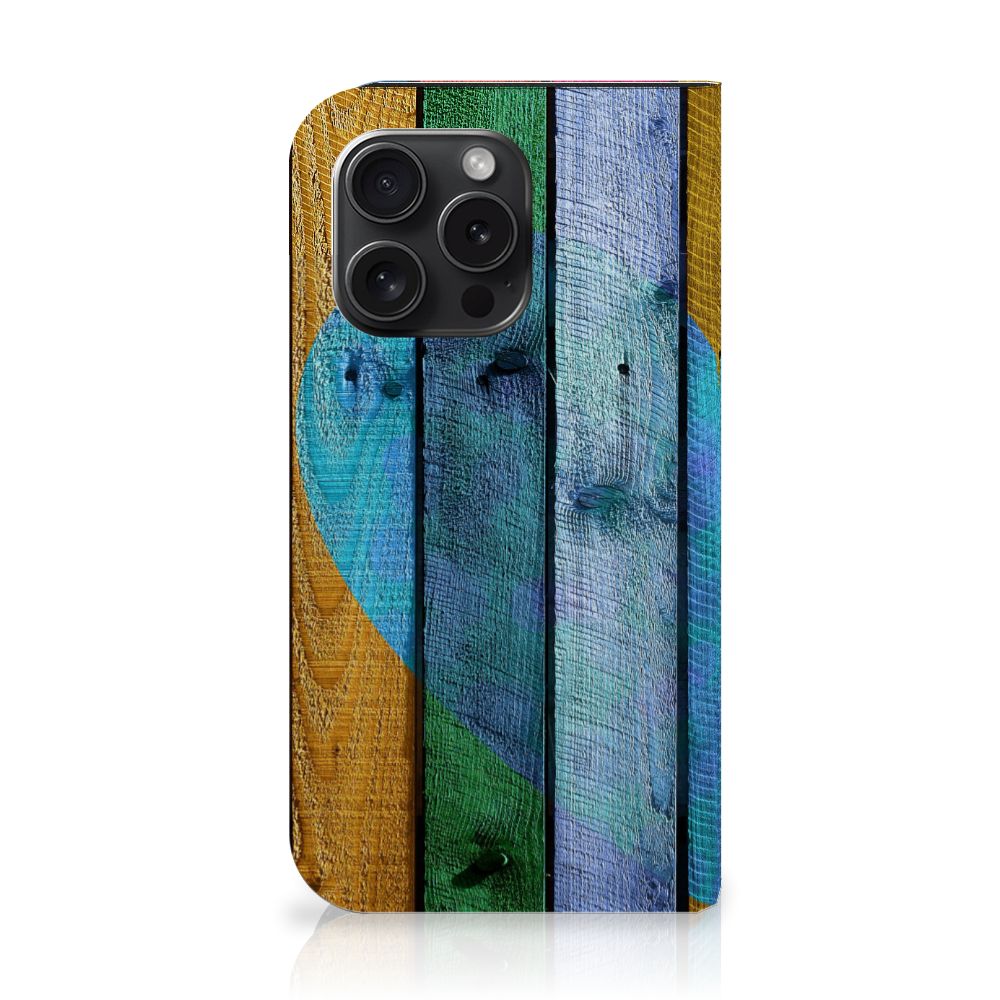 iPhone 15 Pro Book Wallet Case Wood Heart - Cadeau voor je Vriend met kleurrijke houten print en hartje