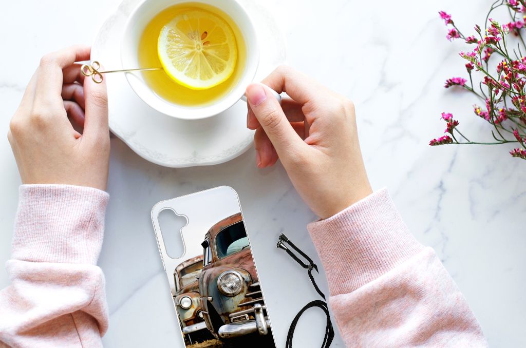 Samsung Galaxy A14 5G Anti-shock Hoesje met foto Vintage Auto op een tafel met een kop thee.