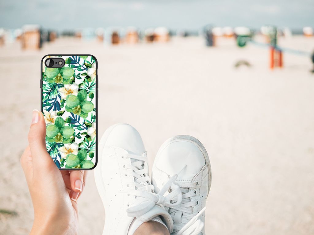 iPhone SE 2022 | SE 2020 | 7/8 Bloemen Hoesje Orchidee Groen in hand op strand met sneakers.