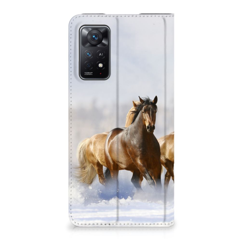 Xiaomi Redmi Note 11 Pro Hoesje maken Paarden met mooie afbeelding van rennende paarden in de sneeuw.