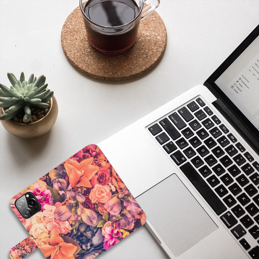 iPhone 13 Pro Max Hoesje Bosje Bloemen met kleurrijk bloemenontwerp op bureau met laptop en plant 🌺