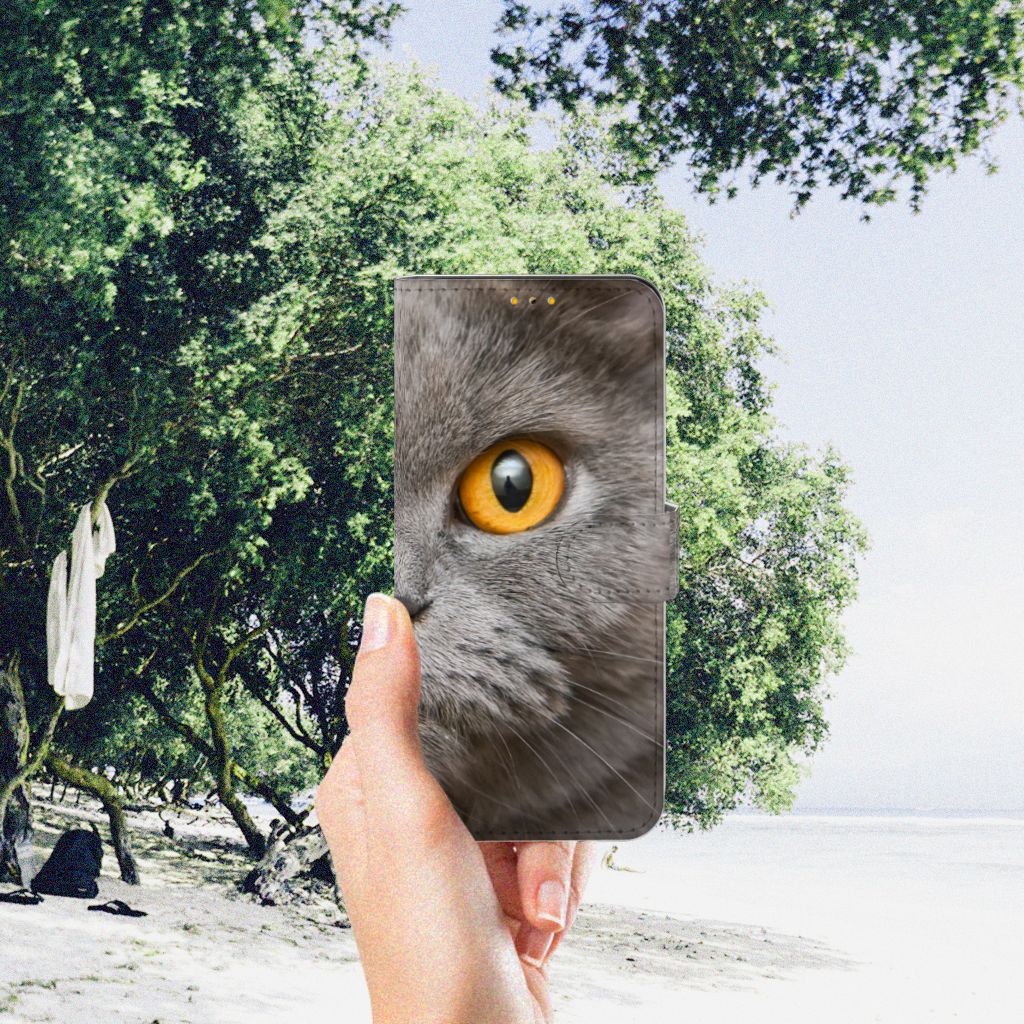 Telefoonhoesje met Pasjes Samsung Galaxy M52 Britse Korthaar met indrukwekkende kattenoog op achtergrond van natuur.