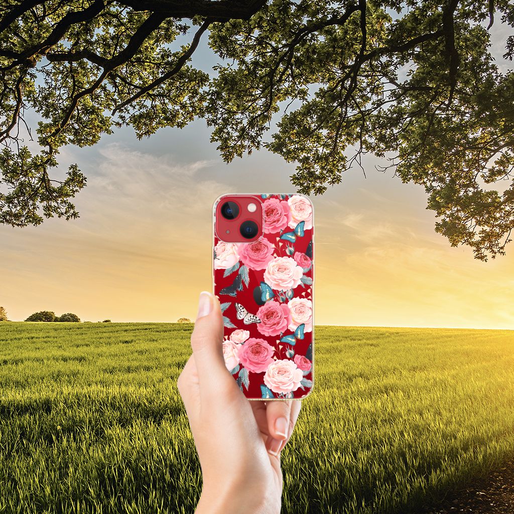 Apple iPhone 13 TPU Case Butterfly Roses met kleurrijke rozen in een natuurlijke omgeving 🌹