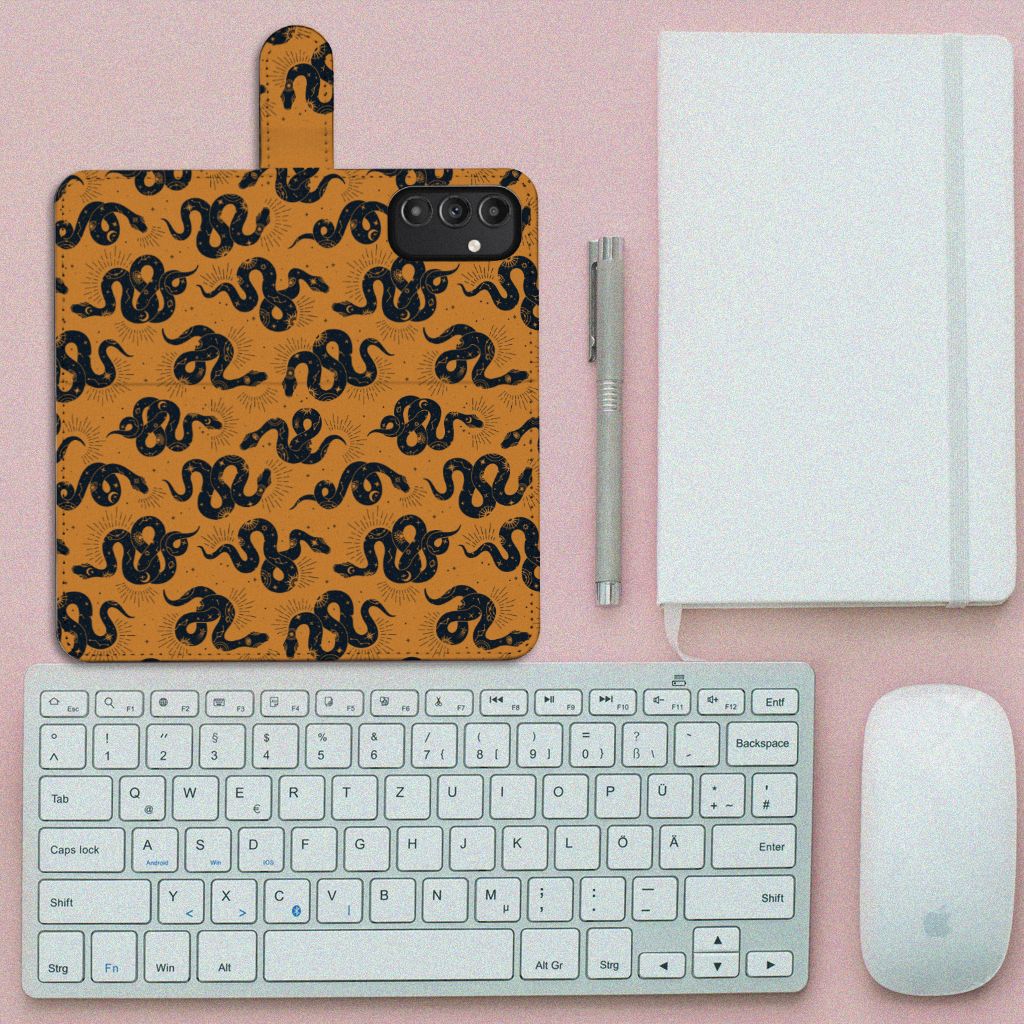 Telefoonhoesje met Pasjes voor Samsung Galaxy A14 4G Snakes op een bureau met toetsenbord en notitieboek.