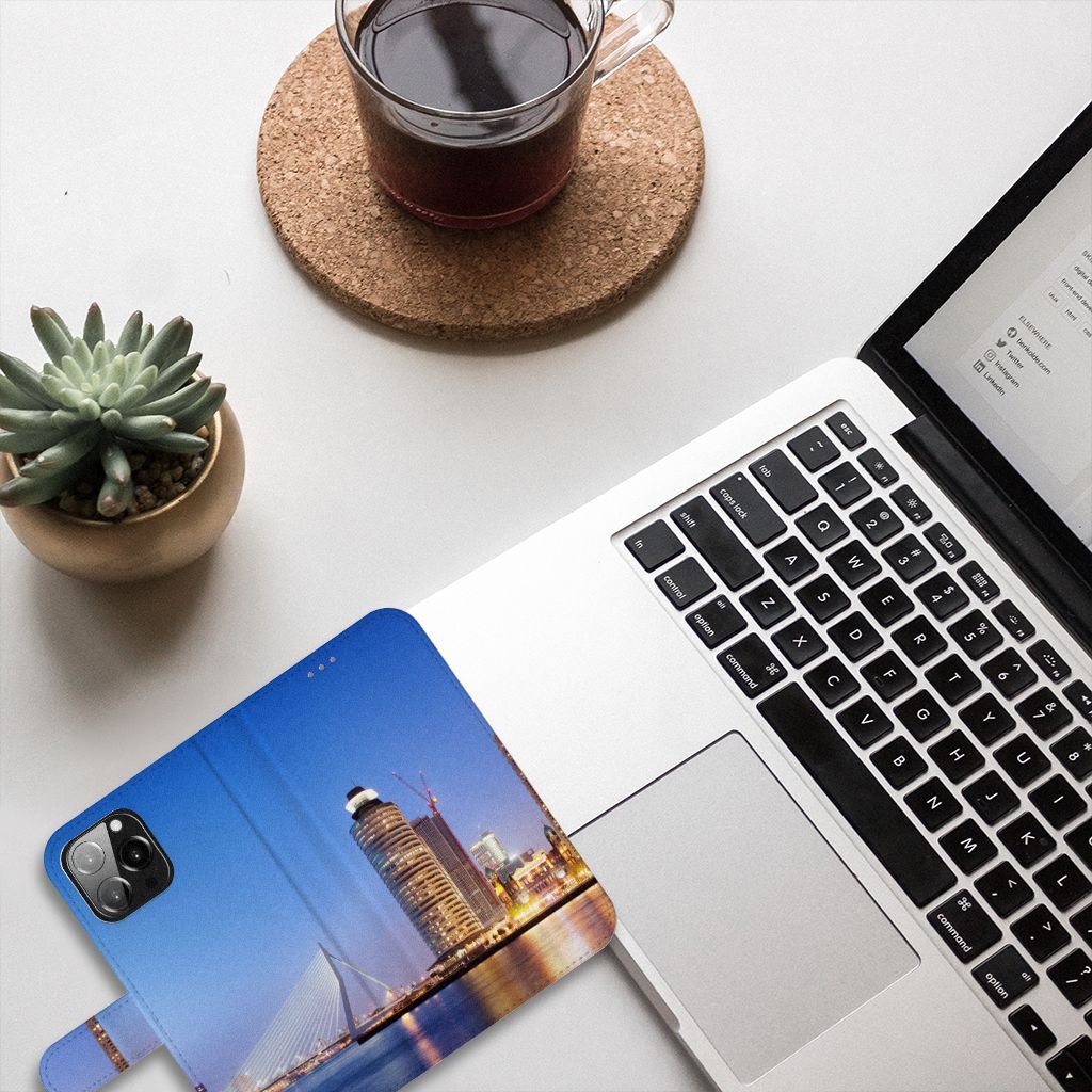 iPhone 13 Pro Max Flip Cover Rotterdam met skyline, laptop en plant op de achtergrond
