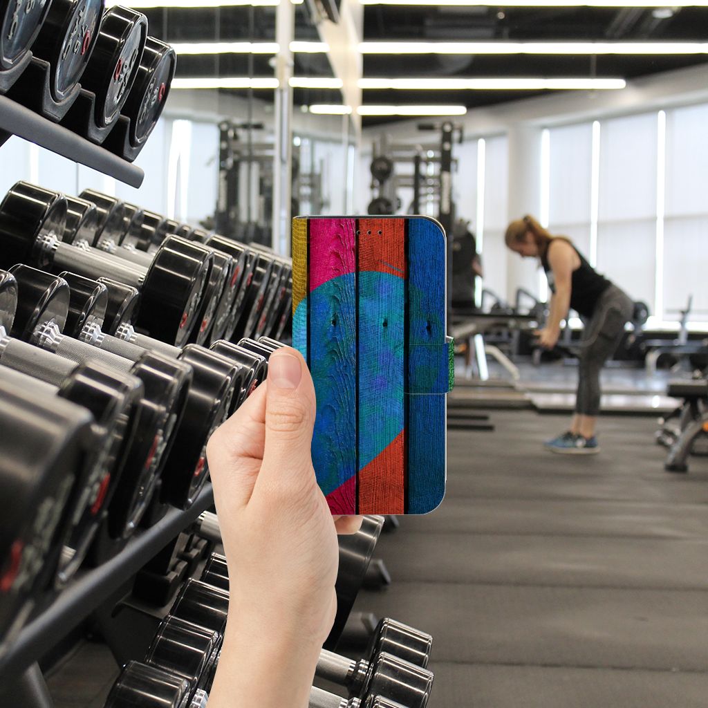 iPhone 13 Pro Book Style Case Wood Heart - Cadeau voor je Vriend in hand, kleurrijke houten design in sportschool.