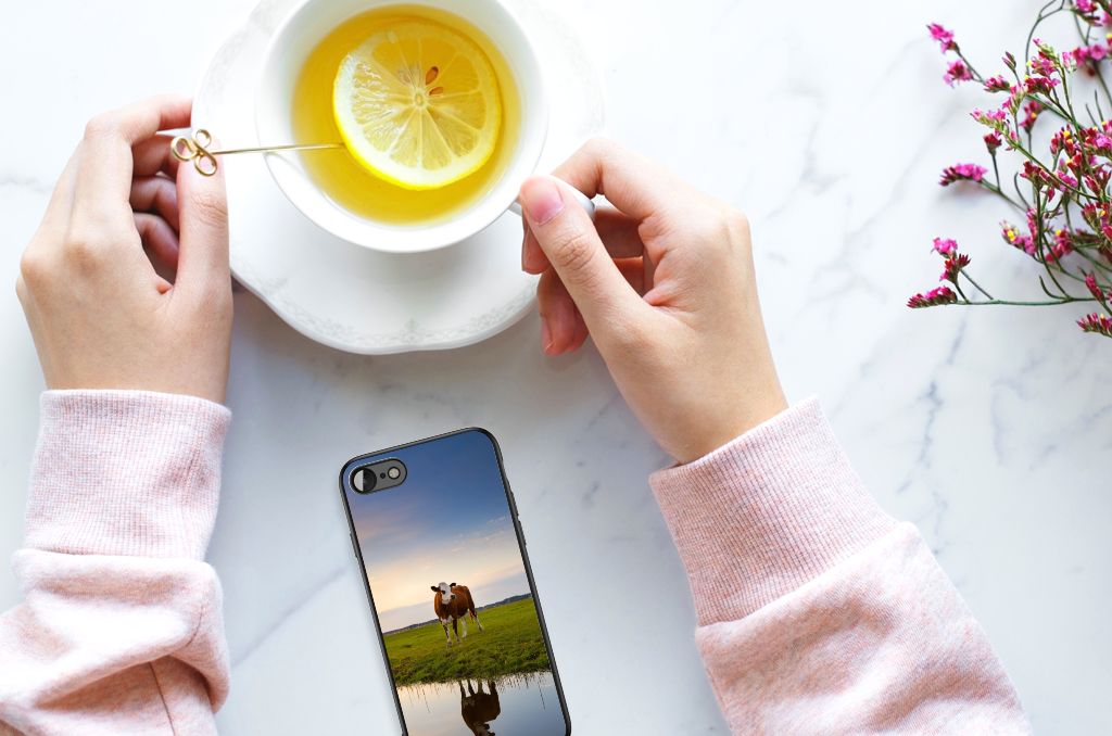iPhone SE 2022 | SE 2020 | 7/8 Dierenprint Telefoonhoesje Koe met handen die een kopje thee vasthouden.