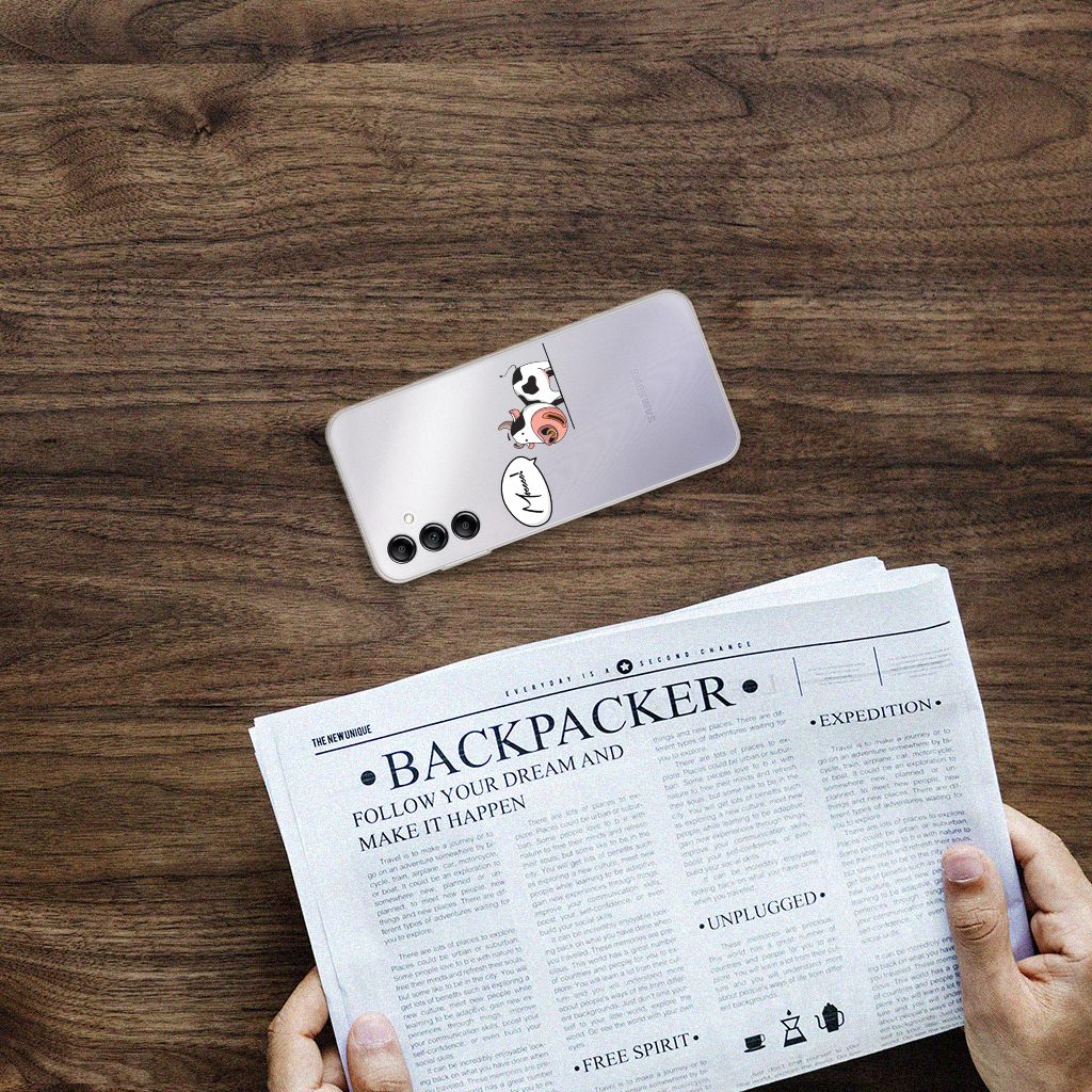Samsung Galaxy A14 5G Telefoonhoesje met Naam Cow op een houten tafel met een krant ernaast.