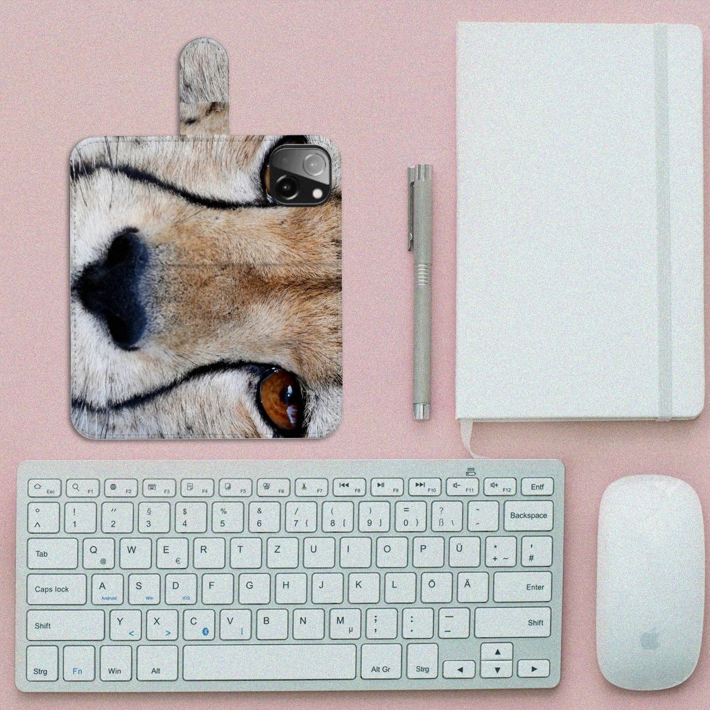 iPhone 13 Mini Telefoonhoesje met Pasjes Cheetah op een bureau met toetsenbord en pen.