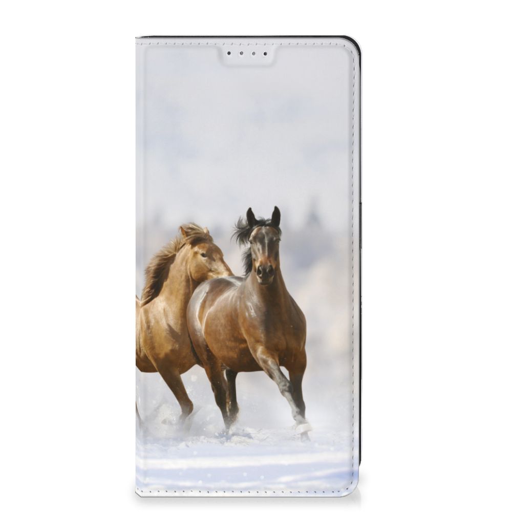 Nothing Phone (2) Hoesje maken Paarden met print van rennende paarden in een winterlandschap.