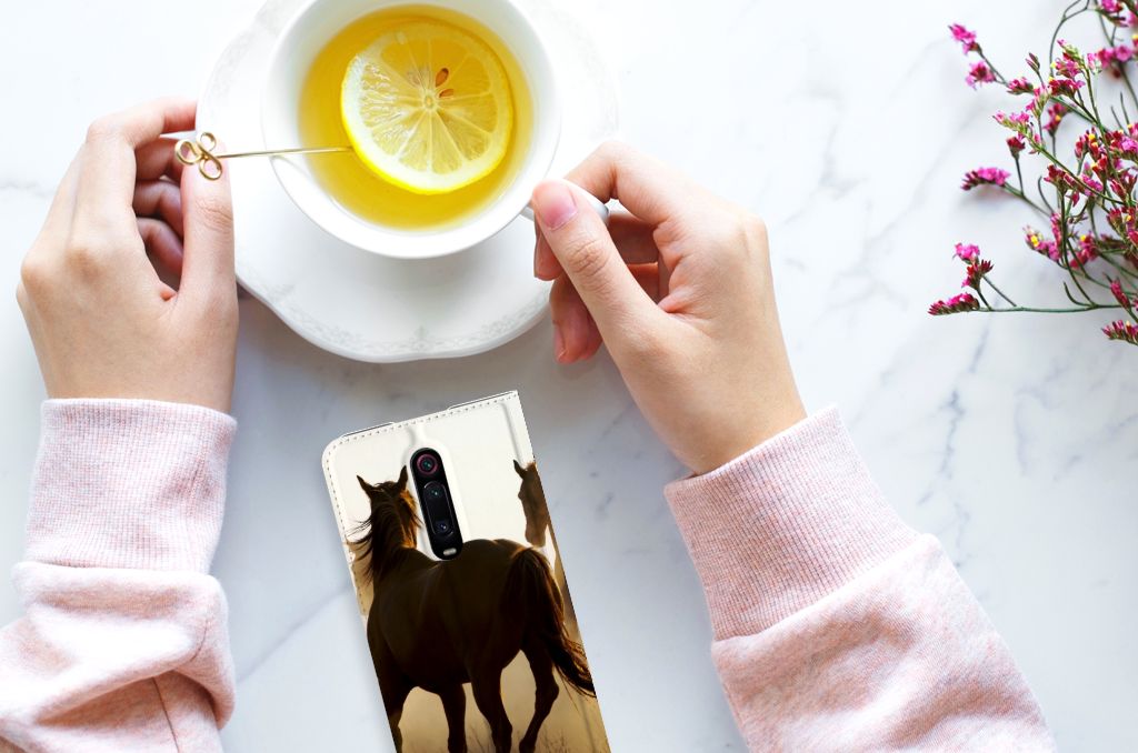 Xiaomi Redmi K20 Pro Hoesje maken Design Cowboy met paardenprint en thee met citroen op tafel.