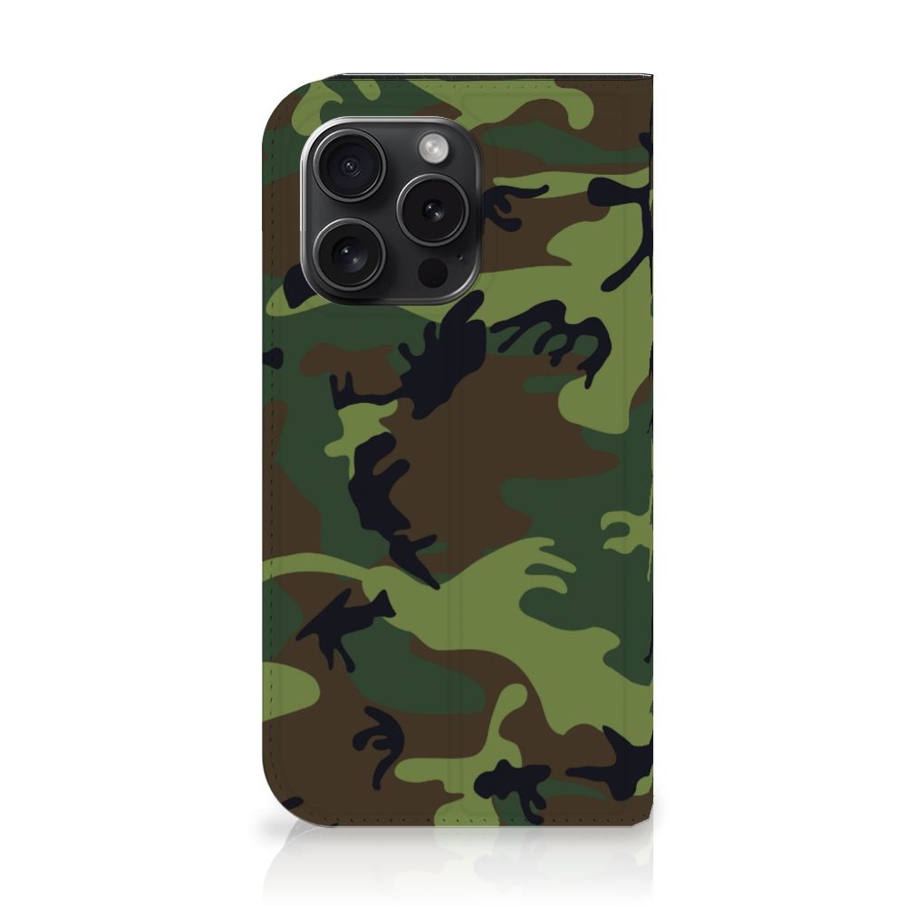 iPhone 15 Pro Hoesje met Magneet Army Dark in camouflage design 🌲