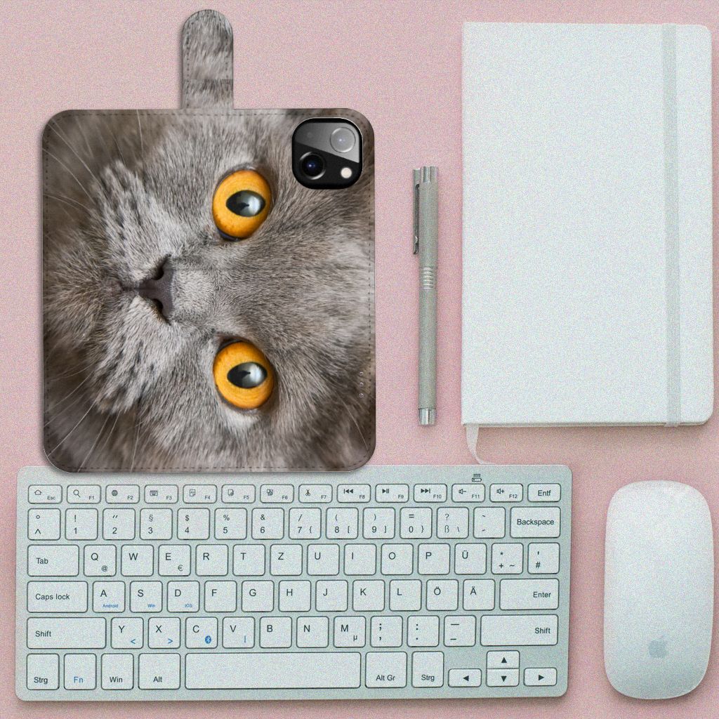 Telefoonhoesje met Pasjes iPhone 14 Plus Britse Korthaar op bureau met toetsenbord en notitieboek.