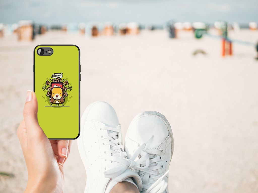 iPhone SE 2022 | SE 2020 | 7/8 Hoesje Doggy Biscuit met kleurrijk ontwerp op een strand achtergrond.