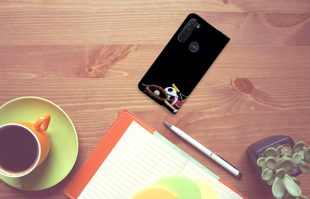 Motorola Moto G Pro Hippe Standcase Sports met sportafbeeldingen op een houten tafel.