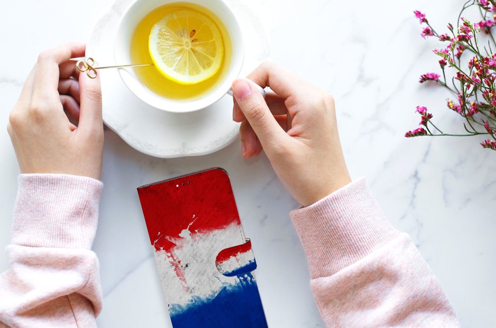 Samsung Galaxy A23 Bookstyle Case Nederland met artistieke Nederlandse vlag en een kopje thee.