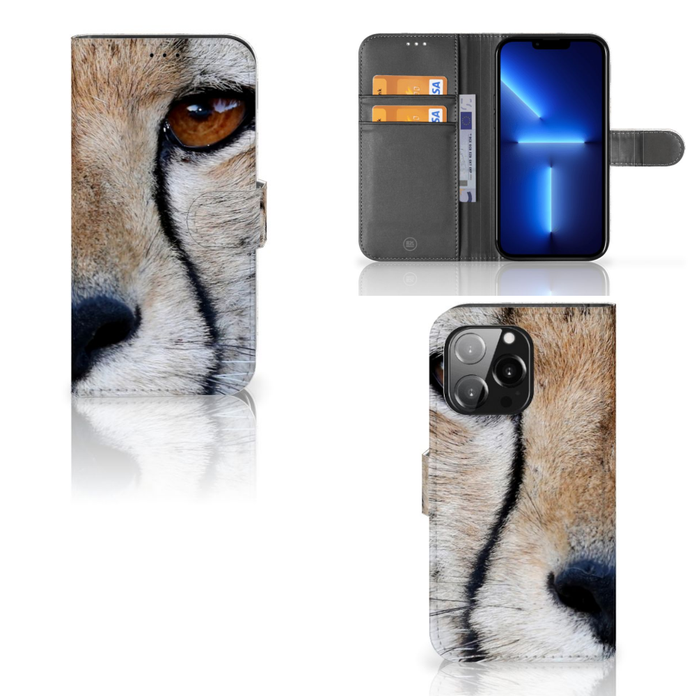 iPhone 13 Pro Telefoonhoesje met Pasjes Cheetah met close-up van een cheeta en pasjesruimte.