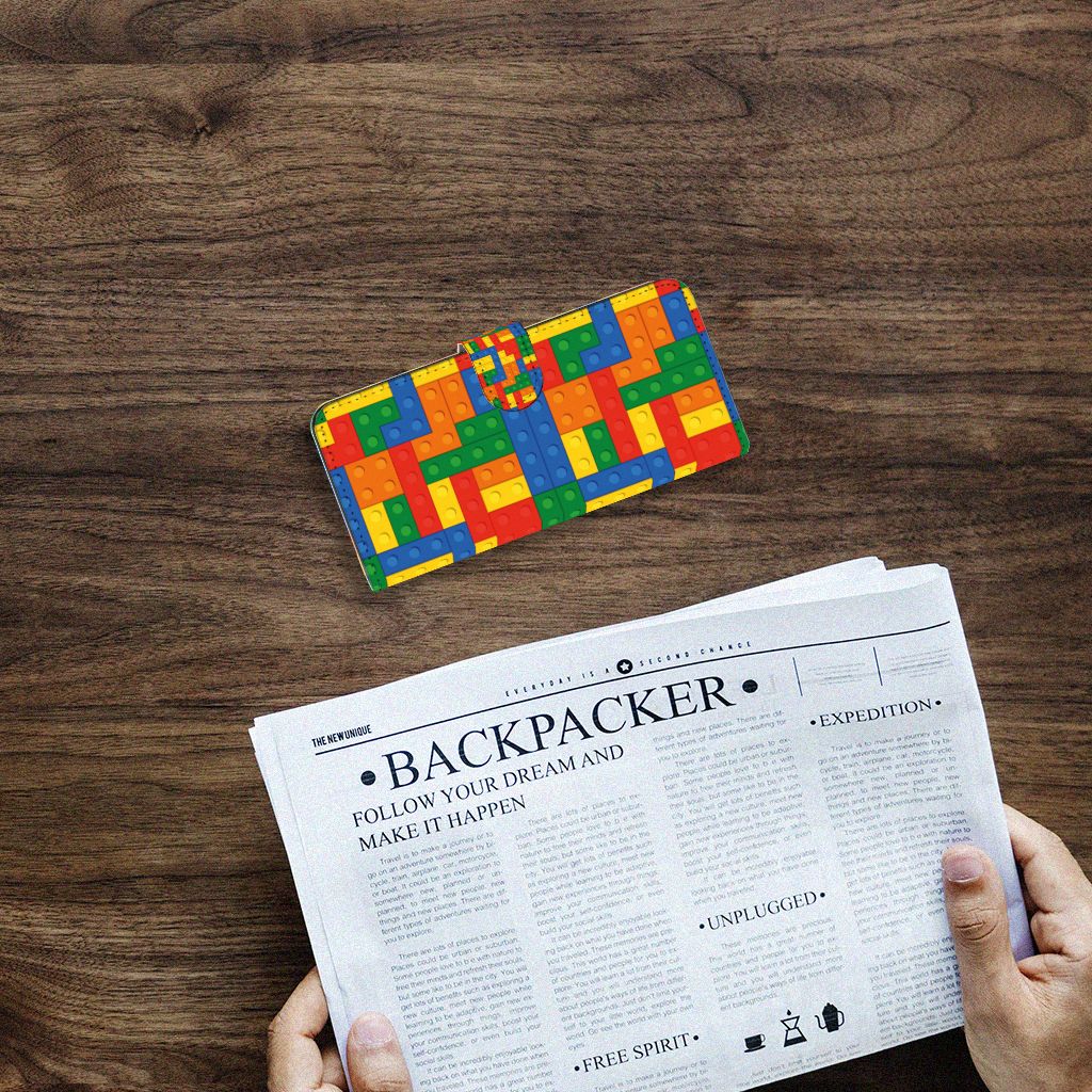 Samsung Galaxy A14 4G Telefoon Hoesje Blokken op een houten tafel met een krant eronder.