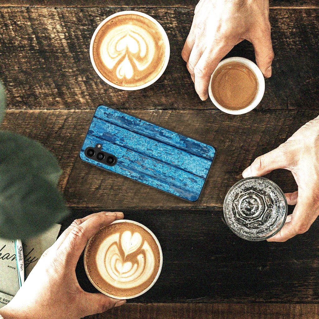 Samsung Galaxy A14 5G Houten Print Telefoonhoesje Wood Blue op tafel met koffie en decoratief hout