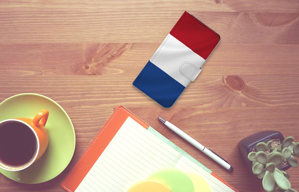 Samsung Galaxy A7 (2018) Bookstyle Case Nederlandse Vlag op een bureau met koffie en notitieboek.