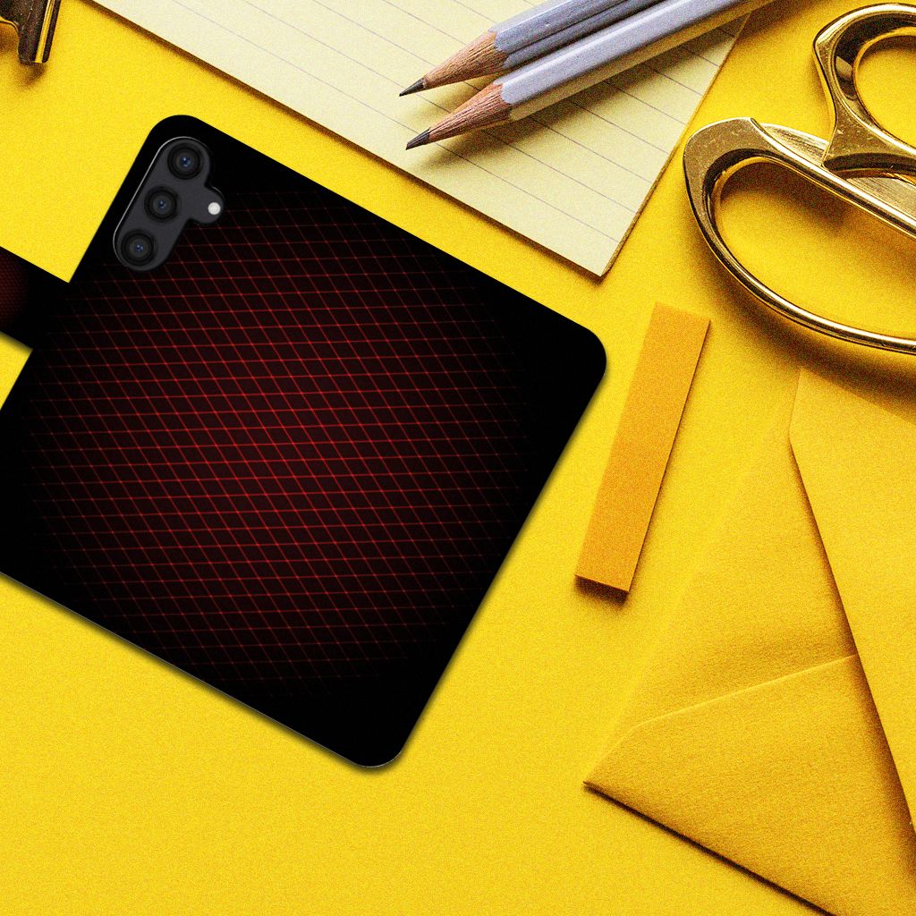 Samsung Galaxy A15 Telefoon Hoesje Geruit Rood op een gele achtergrond met kantoorbenodigdheden.