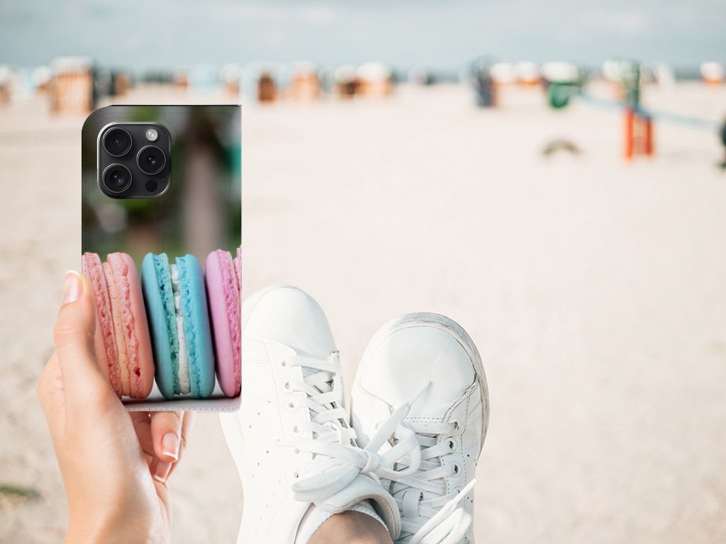 iPhone 15 Pro Flip Style Cover Macarons met kleurrijke macarons in hand op het strand 🌊