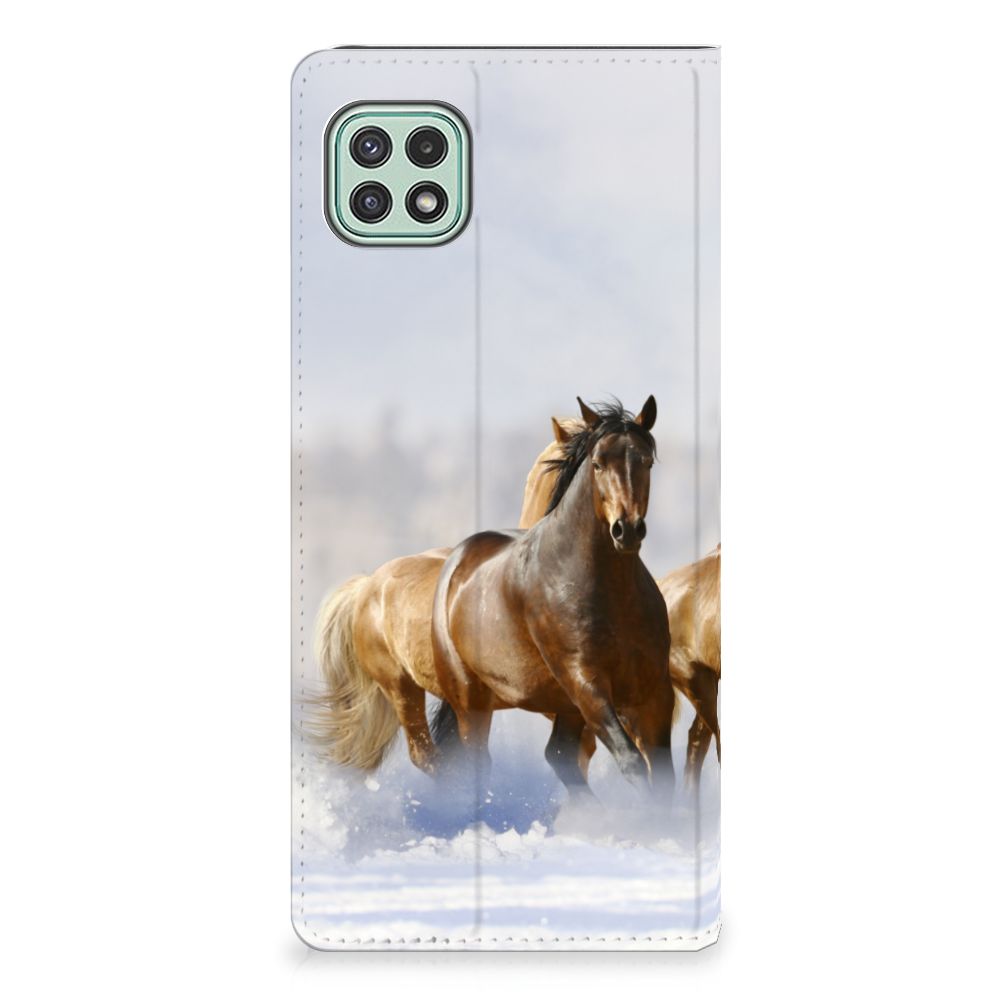 Samsung Galaxy A22 5G Hoesje maken Paarden met een prachtig design van rijdende paarden in de sneeuw.