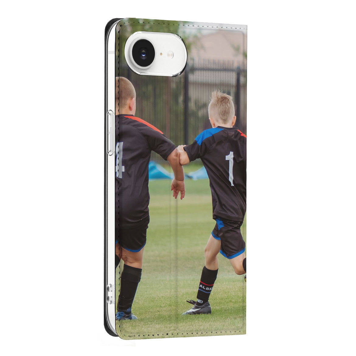 Gepersonaliseerd Stand Case Hoesje voor iPhone 16e met sportieve foto van jongens in voetbaluniform.