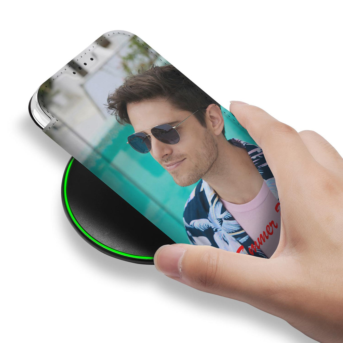 iPhone 17 Pro Stand Case Hoesje Maken met Foto Premium Design afbeelding met persoon telefoon op draadloze oplader