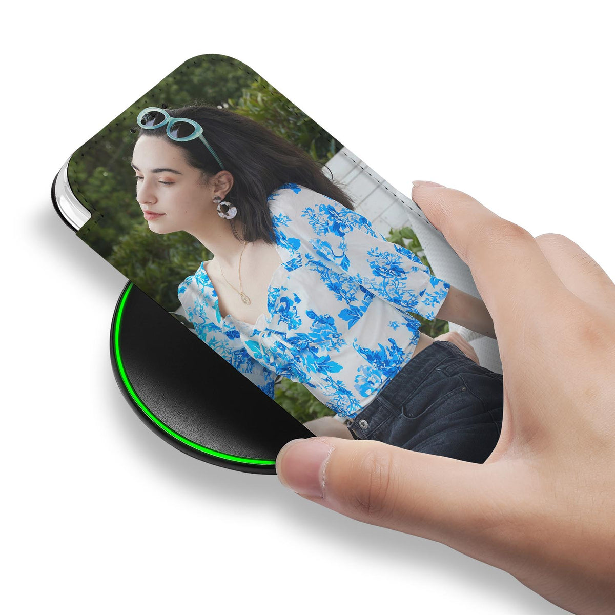 iPhone 17 Pro Stand Case Hoesje Maken met Foto Premium Design hand met hoesje vrouw blauw