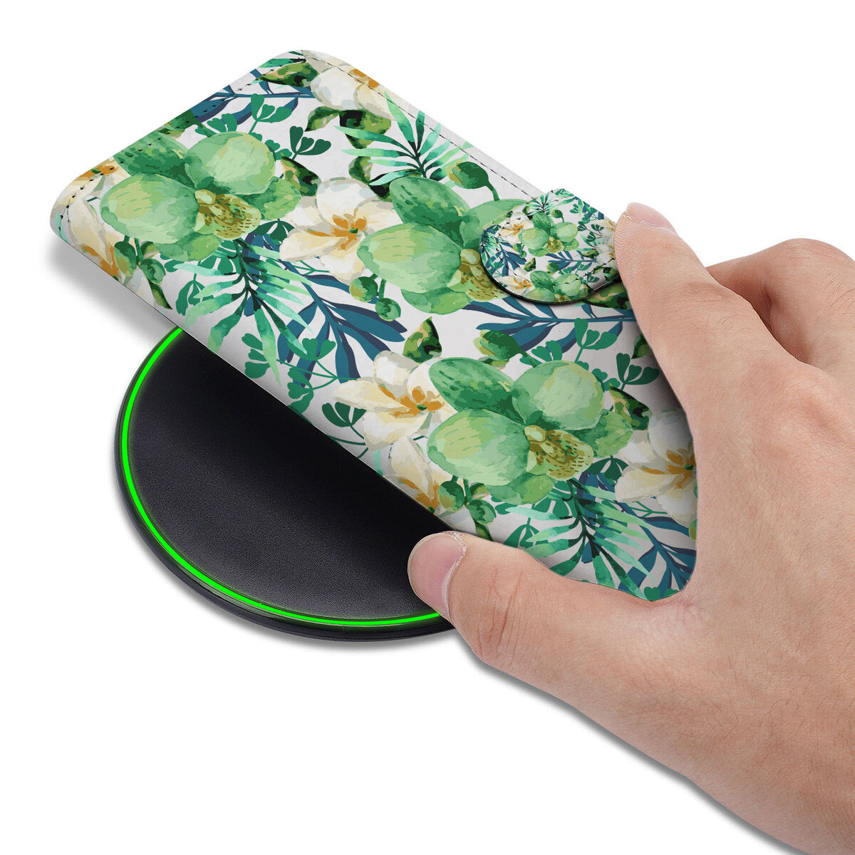 Samsung Galaxy S25 Edge Hoesje Orchidee Groen op draadloos oplader met hand in beeld.