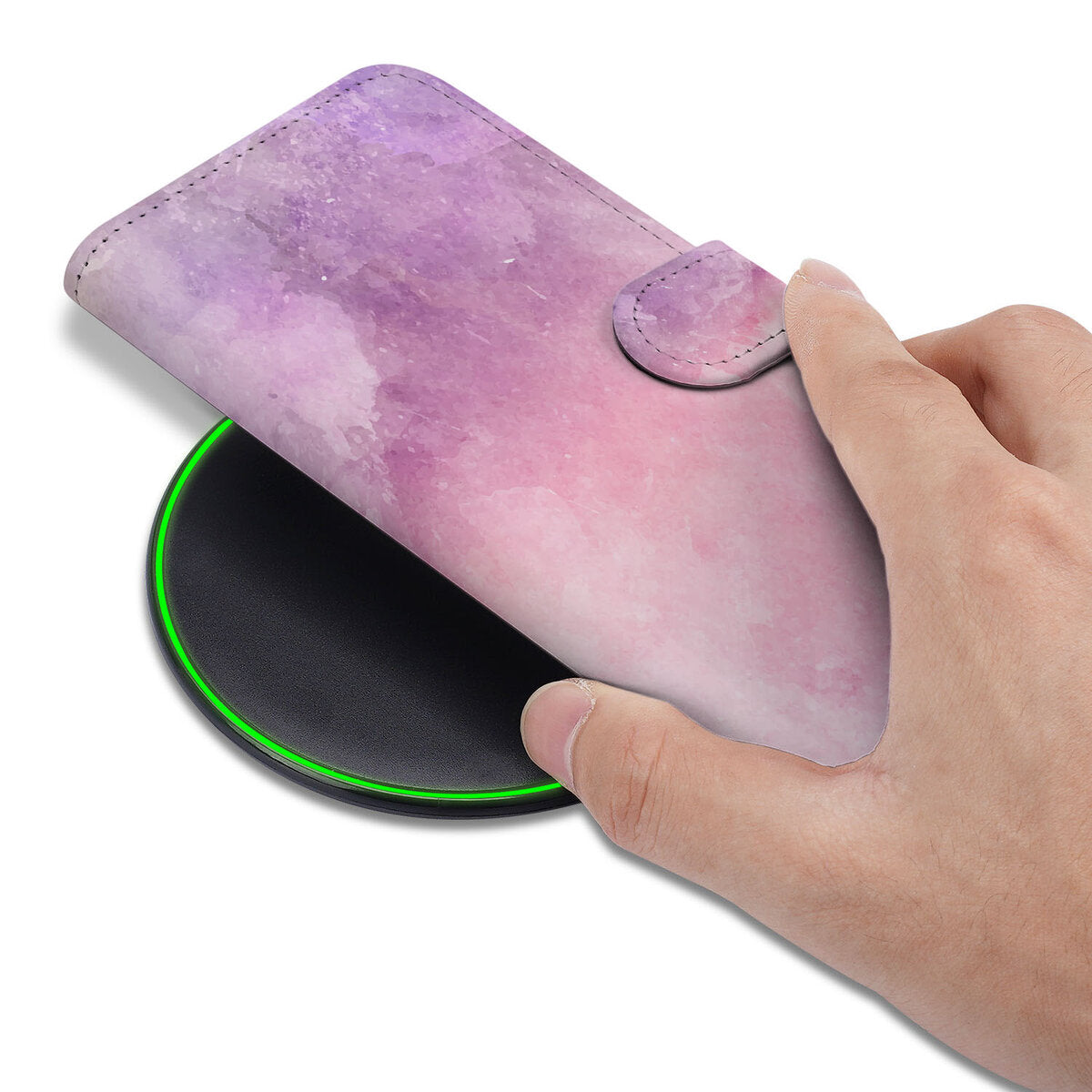 Hoesje Samsung Galaxy S25 Edge Pink Purple Paint met hand bovenop een draadloze oplader.