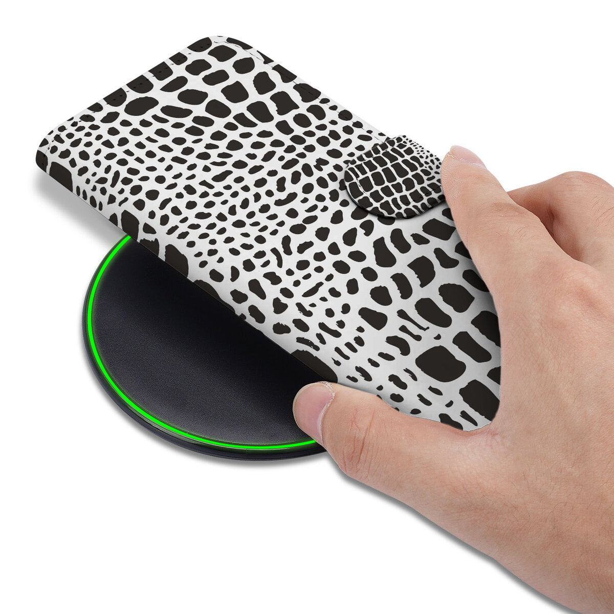 Samsung Galaxy S25 Edge Telefoonhoesje met Pasjes Slangenprint op een draadloze oplader met groene rand.