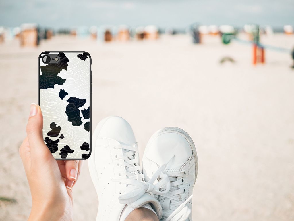 iPhone SE 2022 | SE 2020 | 7/8 Dierenprint Telefoonhoesje Koeienvlekken op het strand met sneakers