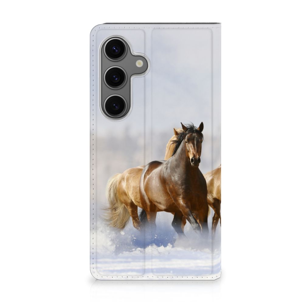 Samsung Galaxy S24 Hoesje maken Paarden met afbeelding van rijdende paarden op een mooie achtergrond.
