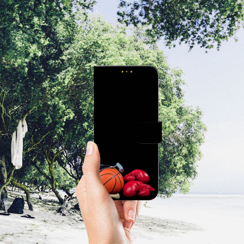 Samsung Galaxy M52 Wallet Case met Pasjes Sports met basketbal en bokshandschoenen op een strand.