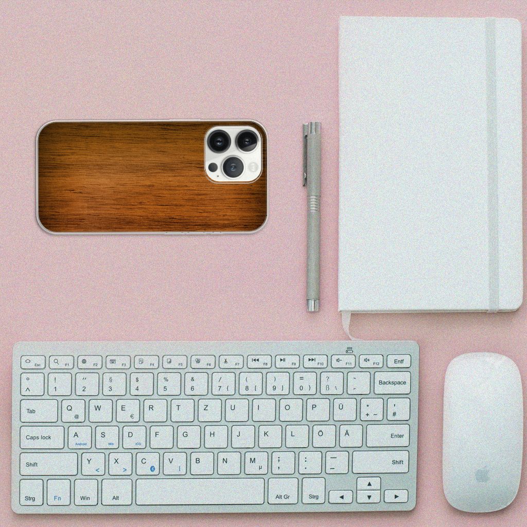 iPhone 13 Pro Max Bumper Hoesje Donker Hout op een bureau met een toetsenbord, muis en notitieboek.